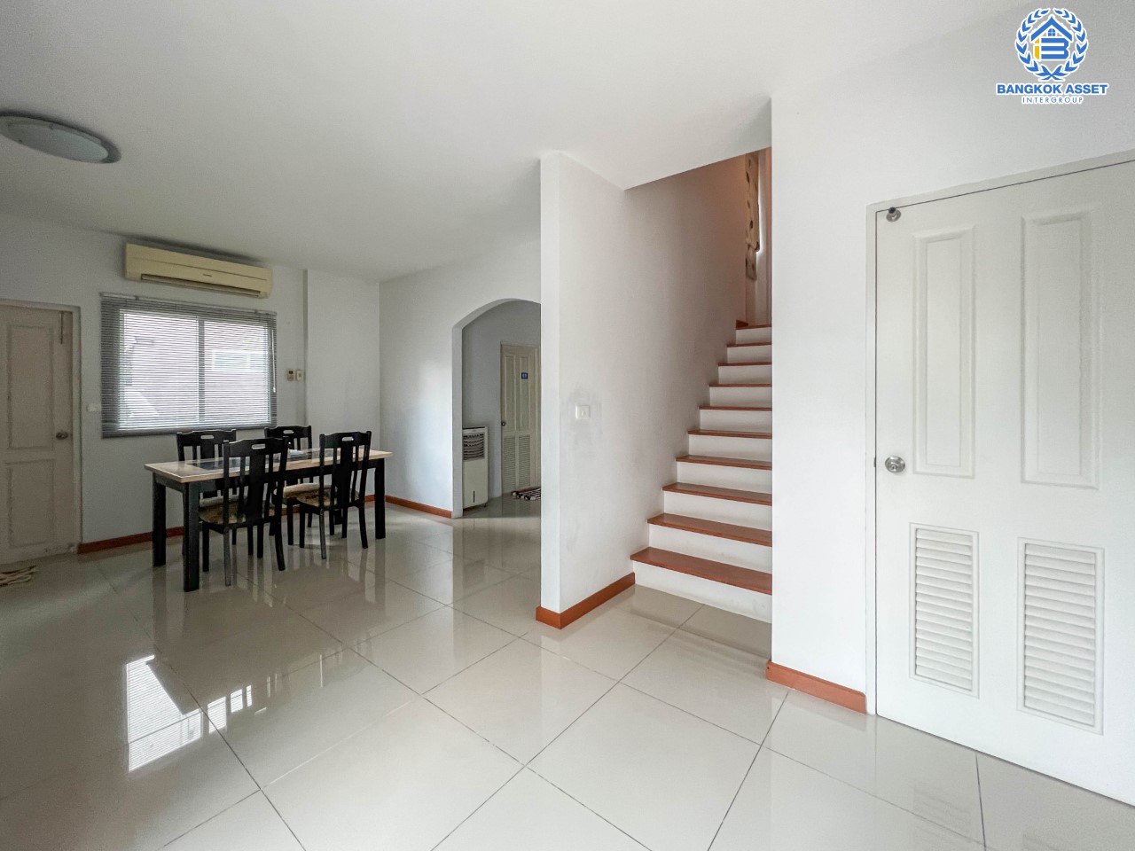 *****บ้านเดี่ยวมือสอง ม.คาซ่าพรีเมี่ยม ราชพฤกษ์-พระราม5 บ้านเดี่ยวหลังใหญ่ 3 ชั้น แบรนด์ Q.House เนื้อที่ 50.4 ตร.ว. ดีไซน์ตอบทุกไลฟ์สไตล์ ฟังก์ชัน 3 ห้องนอน 5 ห้องน้ำ จอดรถได้ 4 คัน บนทำเลติดถนนใหญ่ เชื่อมต่อทุกเส้นทาง ใกล้รถไฟฟ้าสายสีม่วง "สถานีบางพลู" และทวงด่วน "ศรีรัช"